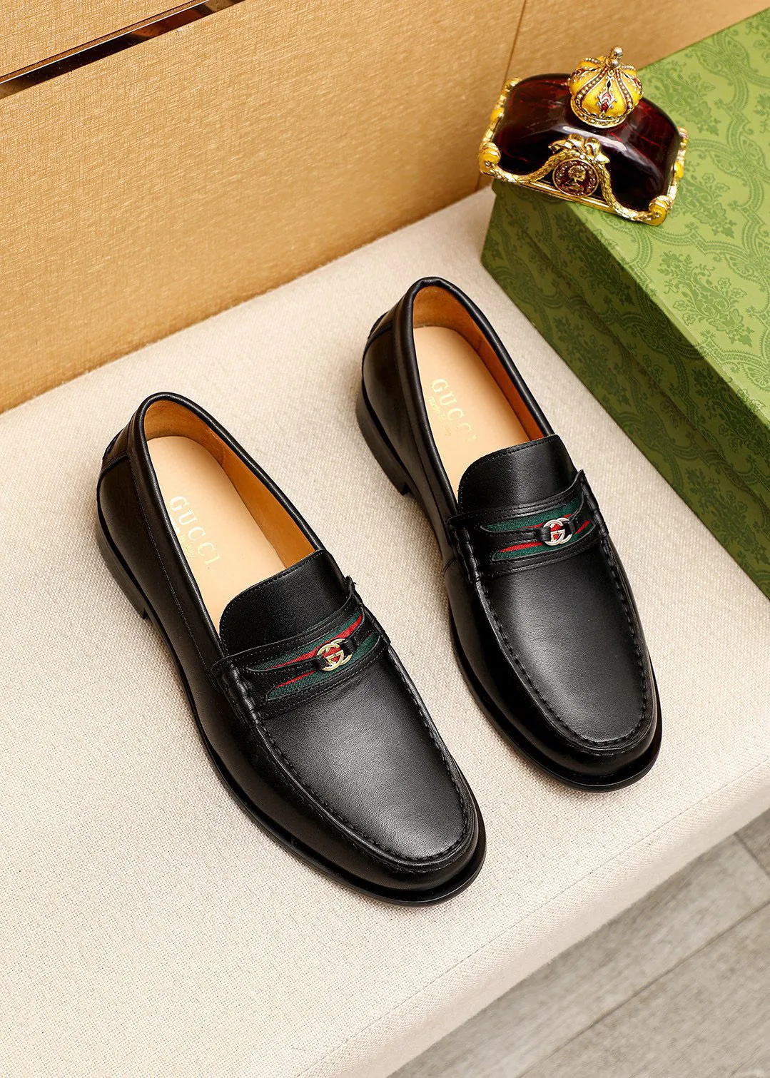 Men's shoes 💰460 💐 Product trademark: GUCCI "Gucci" casual leather shoes Regular size: 38-44 (45.46.47🉑️customized) Product materials: Selected imported first-layer calfskin upper + classic hardware buckle, imported cowhide leather lining. Strong three-dimensional visual effect, original combination outsole Color: 2⃣️colors available